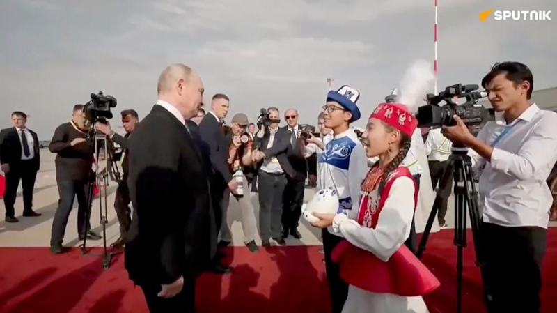 Путину в Бишкеке подарили игрушку-талисман в виде детеныша снежного барса