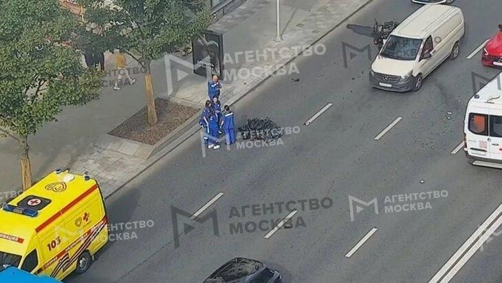 Скорую, в столкновении с которой погиб мотоциклист в Москве, эвакуировали