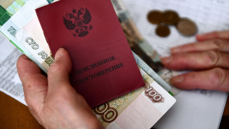 Средняя пенсия работающих россиян выросла за год почти на 2,6 тысячи рублей