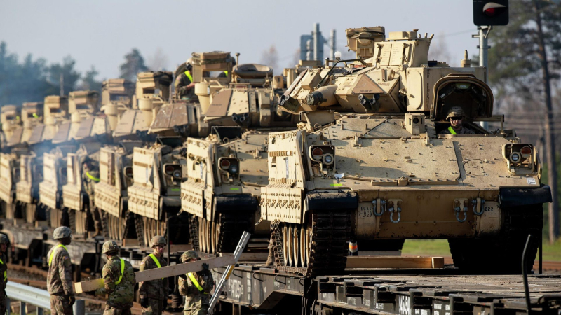 США будут отправлять бронемашины Bradley на Украину без части комплектующих