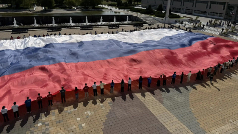 Студенты РУДН развернули триколор в День флага России