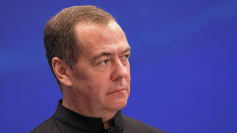 Тематику ИИ нужно будет изучать в школах, заявил Медведев