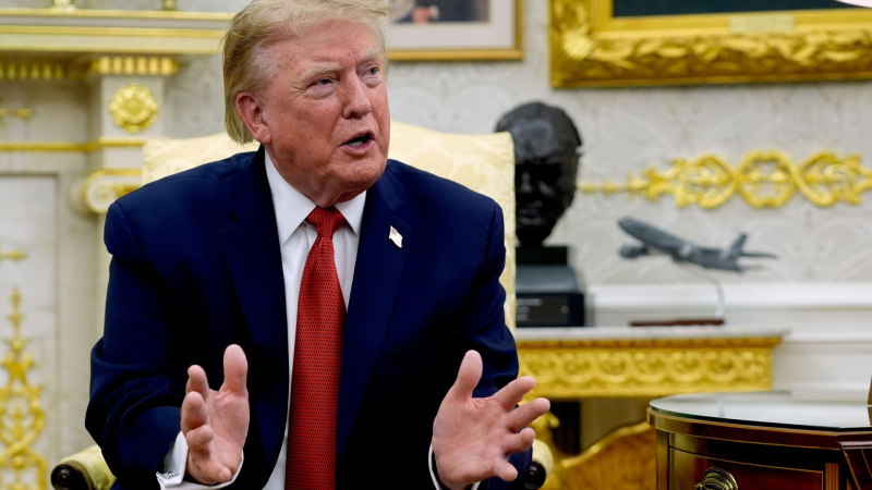 Трамп пригрозил атаковать Оман из-за сделки с Ираном по Ормузу, пишут СМИ