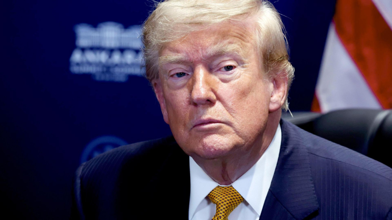 Трамп распорядился приспустить флаги в США в память о Долли Партон
