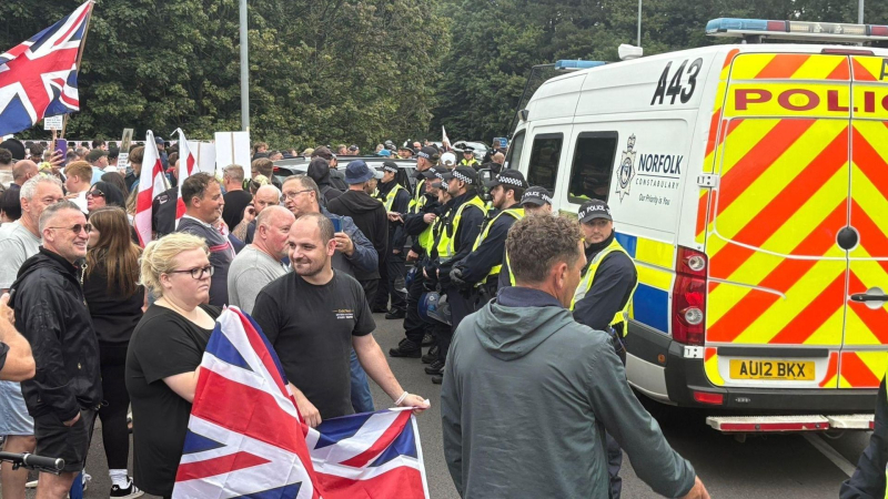 В Британии прошел протест против создания центра для просителей убежища