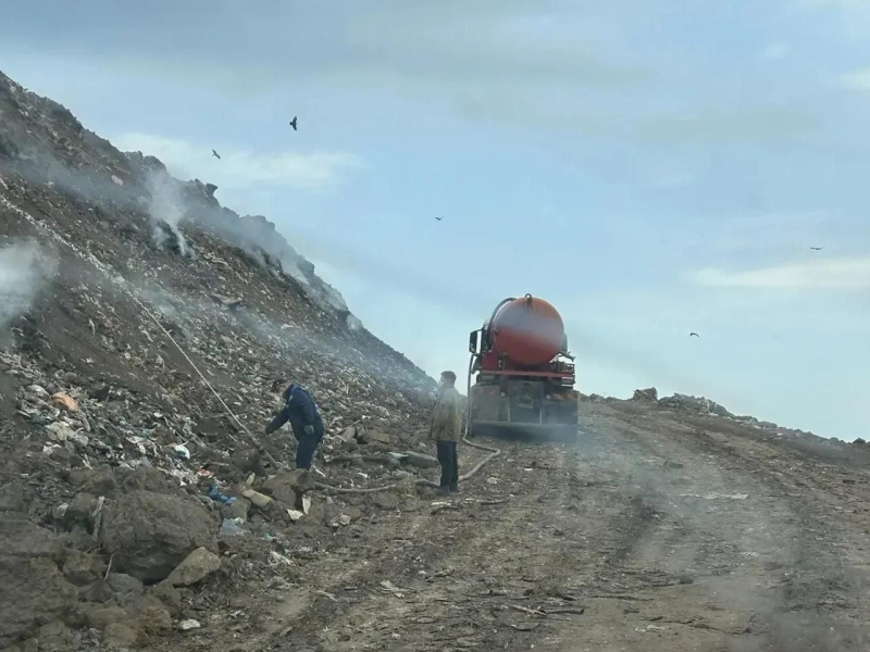 В Энгельсе четвертые сутки тушат возгорание на мусорном полигоне