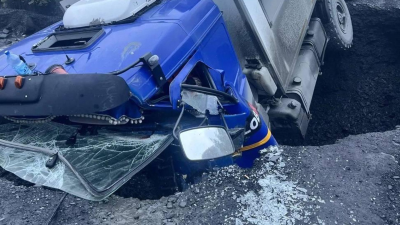 В Якутии грузовик провалился в яму на дороге, водитель погиб