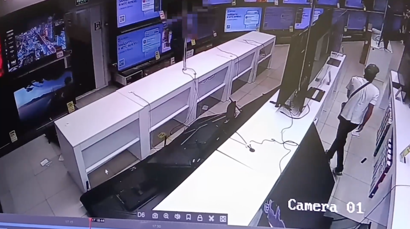 В Краснодаре задержали мужчину, повредившего 15 телевизоров в гипермаркете