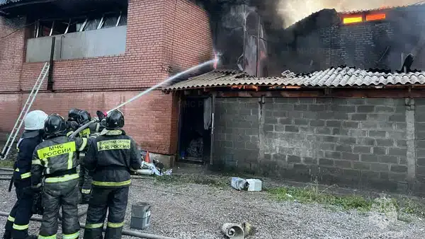 В Красноярске локализовали пожар на мебельном складе