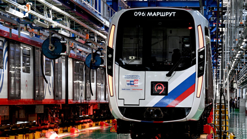 В московском метро запустили тематический поезд к выборам в Госдуму