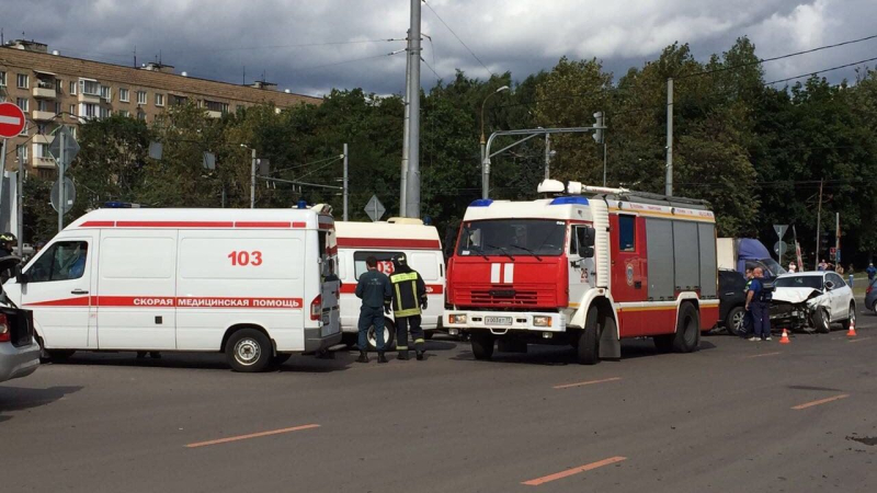 В Москве на Дмитровском шоссе загорелся автомобиль