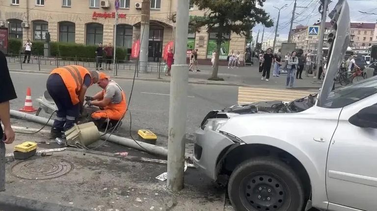 В Омске водитель легковушки наехал на пешеходов