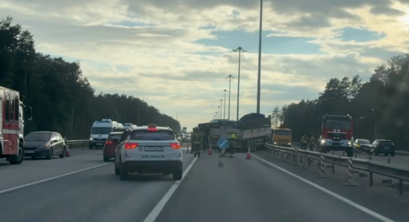 В Петербурге пять человек пострадали в ДТП с автобусом и грузовиком