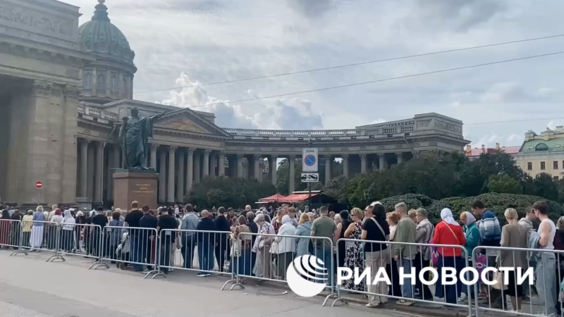В Петербурге растет очередь к мощам Спиридона Тримифунтского
