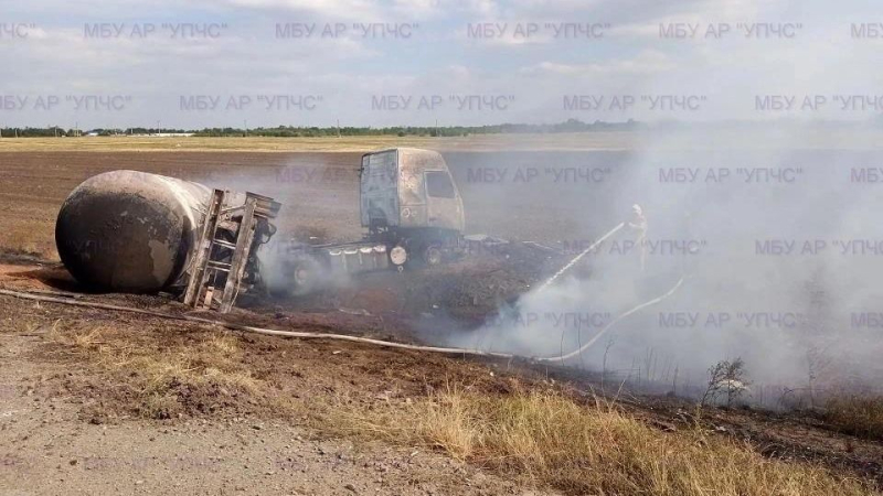 В Ростовской области газовоз столкнулся с легковушкой и загорелся на трассе