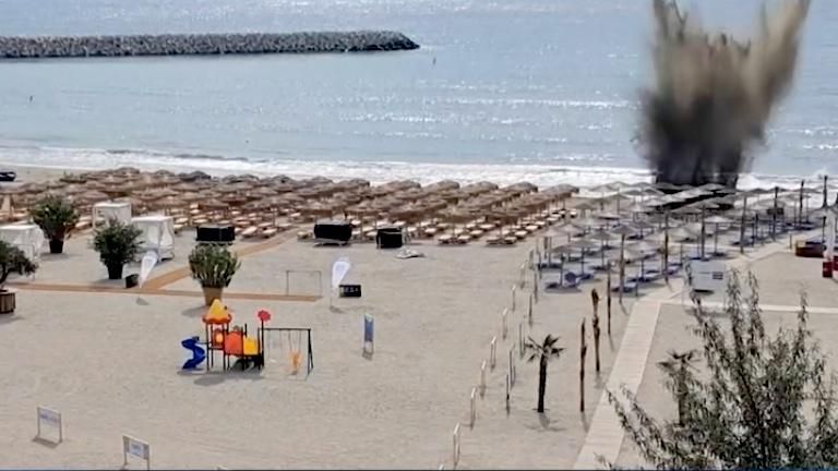 В Румынии две туристки вытащили из моря обломки беспилотника со взрывчаткой