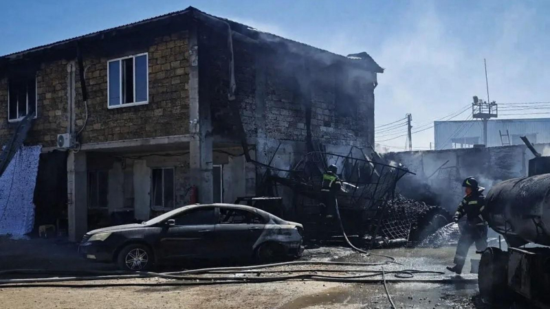 В Севастополе загорелось сервисное здание
