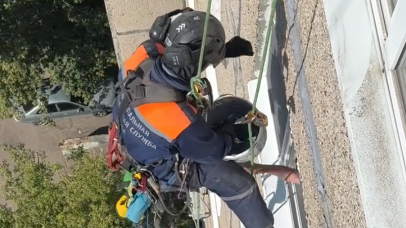 В Уфе пенсионерка пыталась столкнуть альпиниста с подоконника
