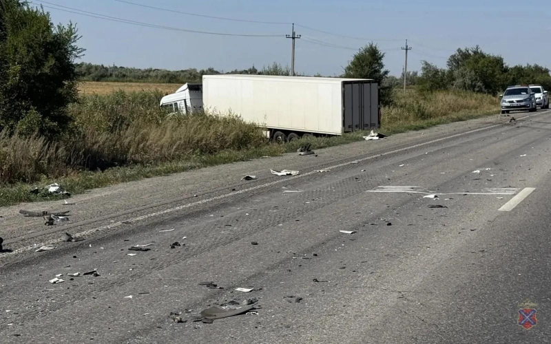 В Волгоградской области иномарка столкнулась с грузовиком, есть погибшие