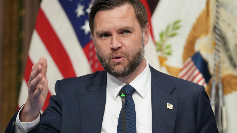 Вице-президент США разливал пиво и раздавал хот-доги в баре