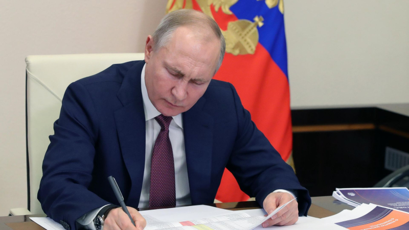 Владимир Путин присвоил Олегу Романову звание заслуженного артиста России