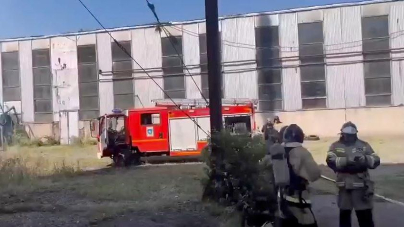 Во Владикавказе на заводе тушат пожар на площади 500 квадратных метров