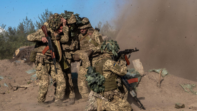 Боевики ВСУ под Волчанском бросают технику и сдаются, рассказали силовики