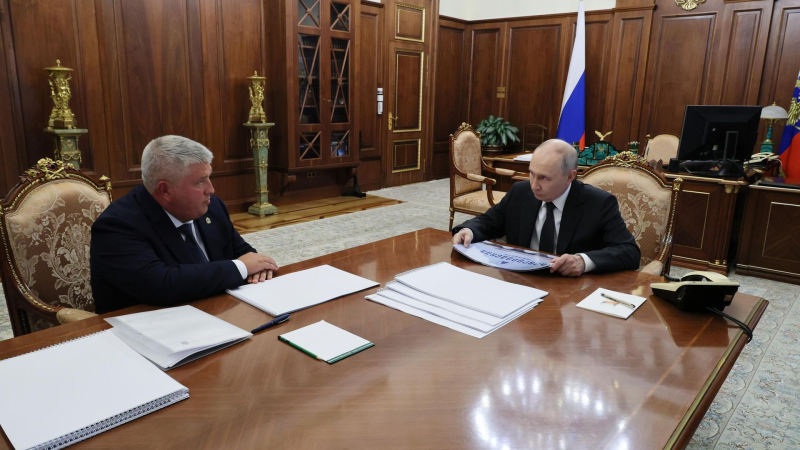 Дронов доложил Путину о мерах поддержки участников СВО