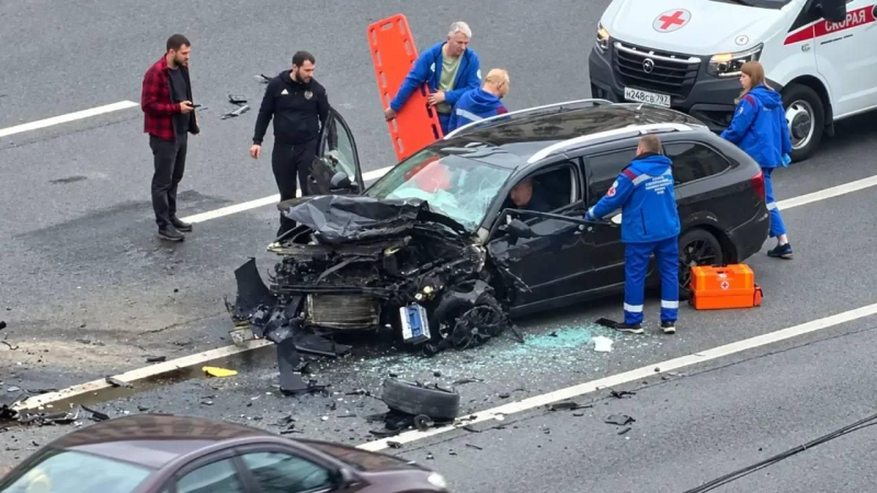 Два человека оказались зажатыми из-за массового ДТП в Москве