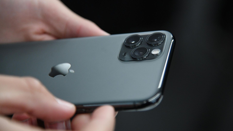 Эксперт рассказал, превращает ли новое обновление iPhone в "кирпич"