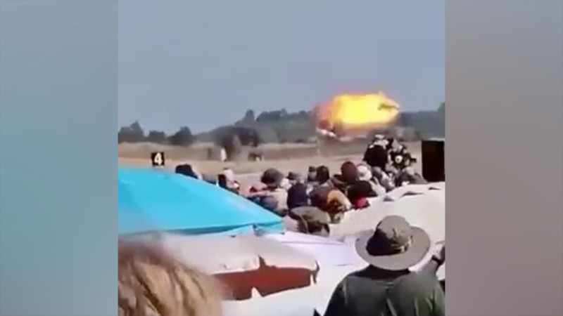 Момент крушения военного самолета на авиашоу в Греции попал на видео