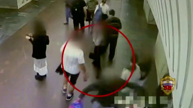 Мужчина ударил подростка, задевшего его самокатом в метро