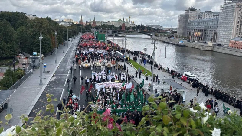 На Пречистенской набережной собрались тысячи верующих
