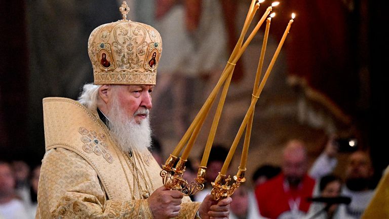 На Пречистенской набережной собрались тысячи верующих