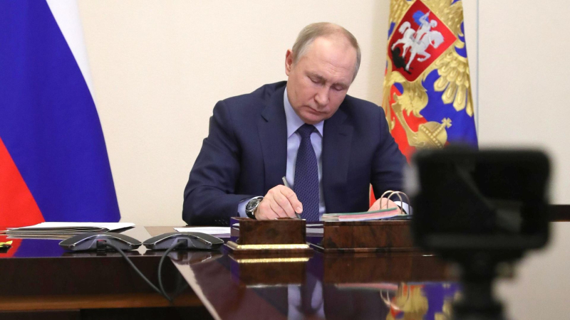 Путин наградил работников ряда предприятий "Росатома"