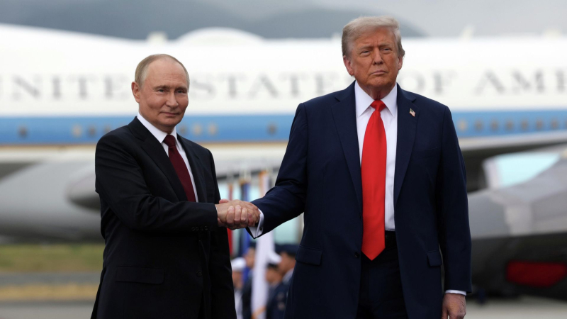 Путин отметил приверженность Трампа ориентации на мир, заявил Песков