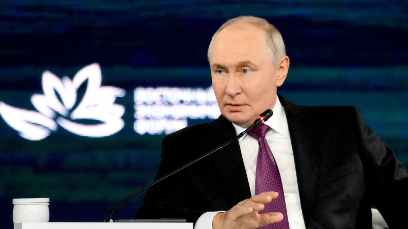Путин пообещал обсудить с Собяниным вопрос обучения в школах после 9 класса