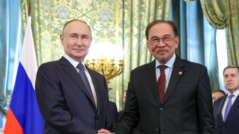 Путин попросил премьера Малайзии передать теплые пожелания султану