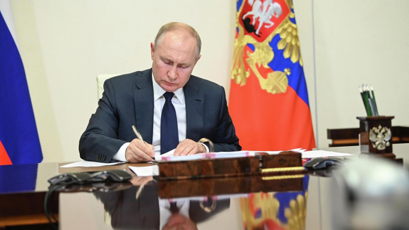 Путин создал комиссию по применению ограничений для осужденных релокантов
