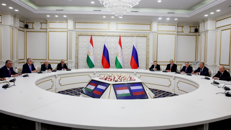 Рахмон отметил позитивную динамику в отношениях Таджикистана и России