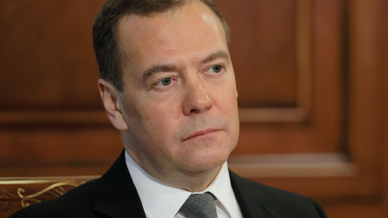 России еще долго придется пополнять запасы вооружений, заявил Медведев