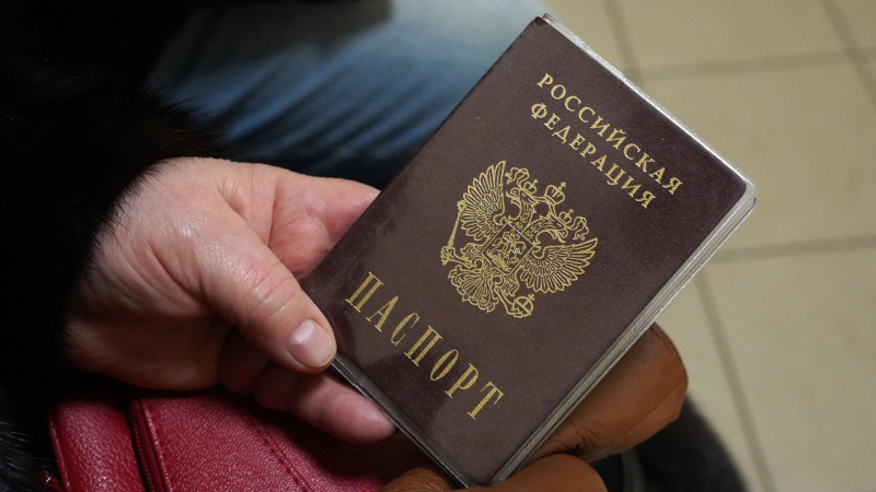 Самостоятельные записи в паспорт делают его недействительным, сообщили в ГД