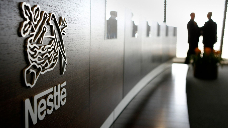 Швейцария обеспокоена передачей активов Nestle в России, пишет Reuters