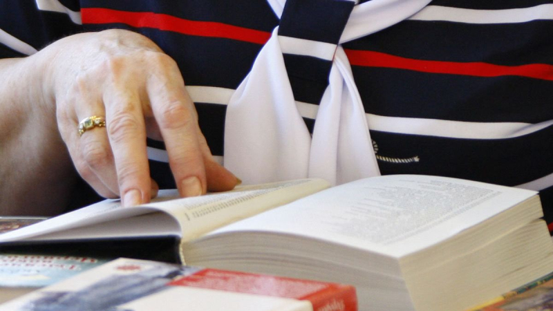 Сингапурцев призвали читать книги ежедневно по 15 минут в день, пишут СМИ