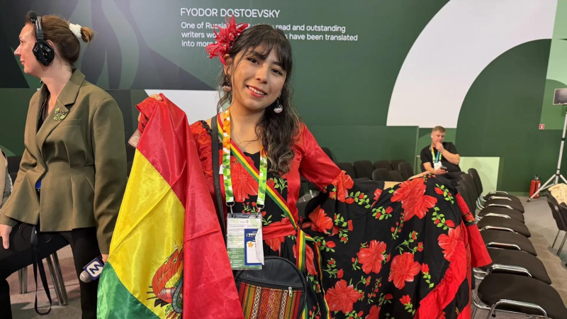 Студентка из Боливии показала на Фестивале молодежи традиционное платье