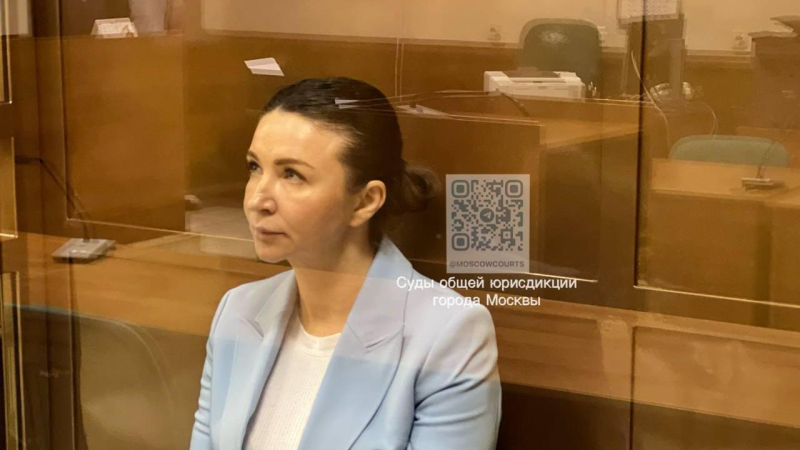 Суд взыскал с мужа Блиновской и сети глэмпингов около трех миллионов рублей