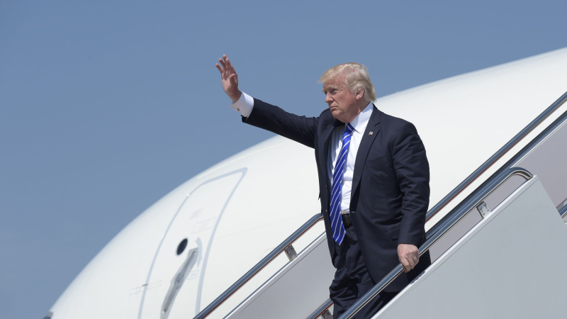 Трамп объяснил раскрытие надувного трапа своего нового самолета