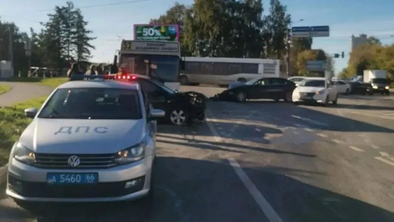 В Екатеринбурге автобус с 20 пассажирами попал в ДТП