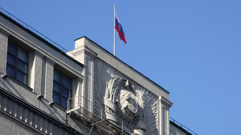 В Госдуме предложили приравнять учителей и медработников к госслужащим