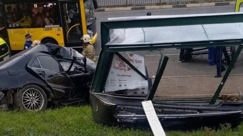 В Ярославле автомобиль въехал в остановку, есть погибший